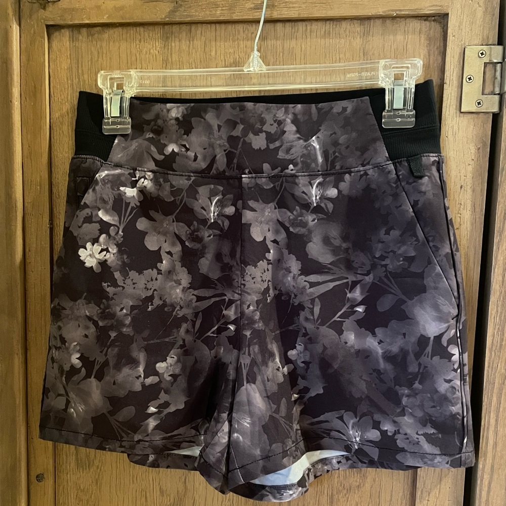 Excellent condition Athleta Brooklyn shorts
